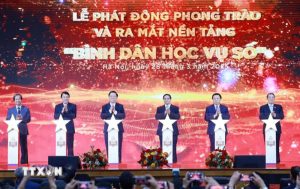 Thủ tướng Phạm Minh Chính và các đại biểu thực hiện nghi thức phát động Phong trào “Bình dân học vụ số.” (Ảnh: Dương Giang/TTXVN)