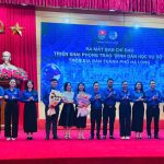 Lãnh đạo Công ty VTCNETVIET tặng hoa chúc mừng Ban chỉ đạo Triển khai phong trào "Bình dân học vụ số" thành phố Hạ Long