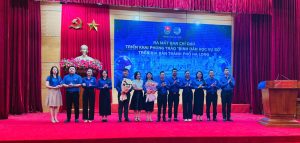 Lãnh đạo Công ty VTCNETVIET tặng hoa chúc mừng Ban chỉ đạo Triển khai phong trào "Bình dân học vụ số" thành phố Hạ Long
