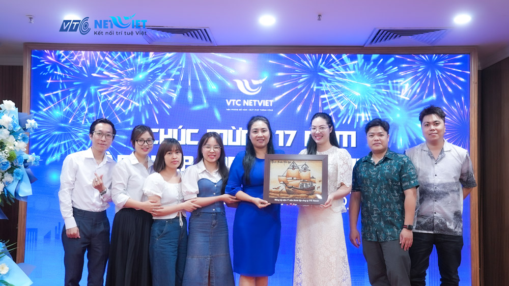 Các quản lý đại diện cho các phòng, ban cũng gửi tặng món quà đầy ý nghĩa tới Công ty